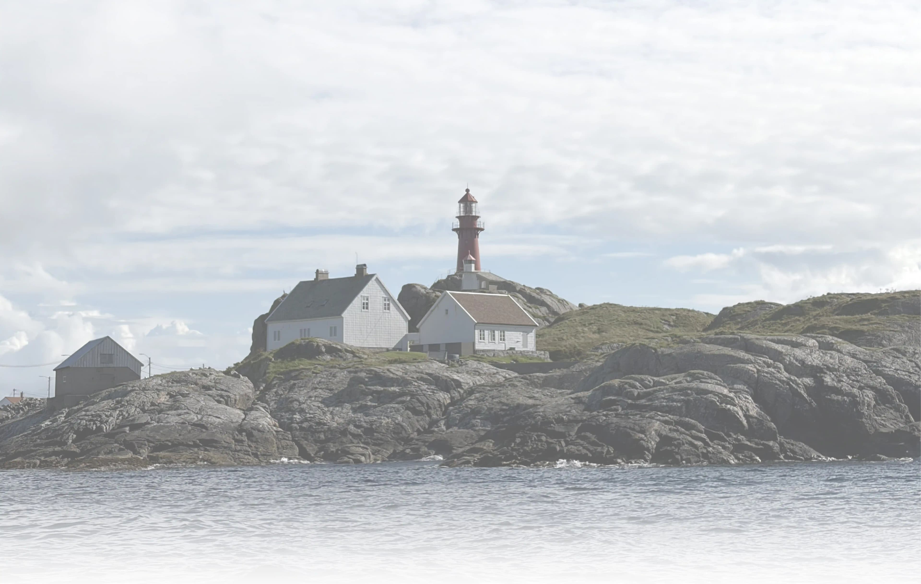Ona fyr på svaberget ved havet
